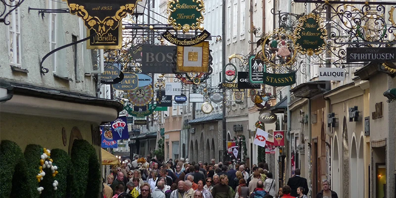 Afternoon stroll through the old town lanes