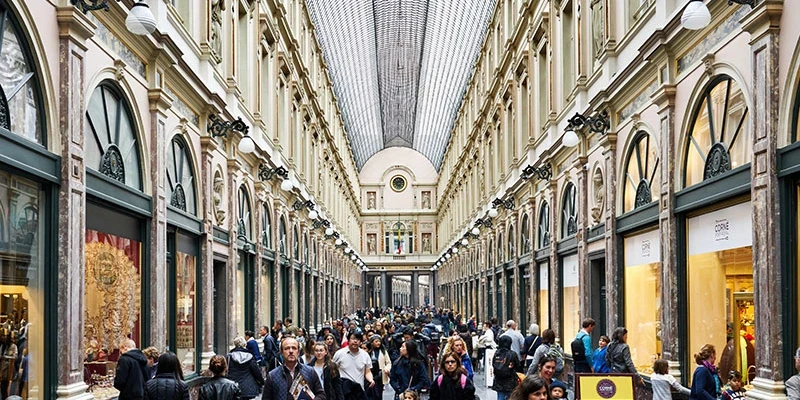 The surrounding guildhalls, adorned with gold accents, house charming cafés