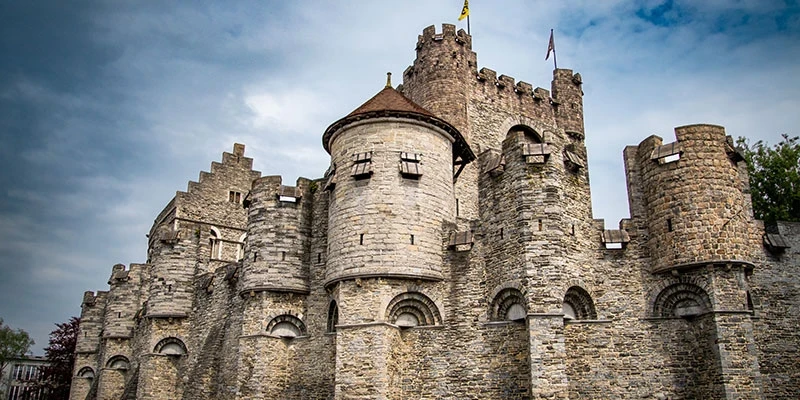 The entrance is defended by a gatehouse which leads into