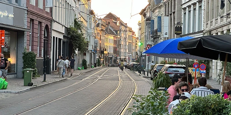 Notice the beautiful design of Veldstraat, with its wide cobblestone