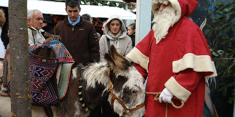Santa Claus greeting visitors at the Colmar market