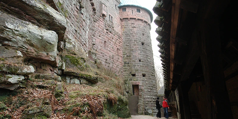 Passage between the rock face and the outer wall of Haut-Koenigsbourg