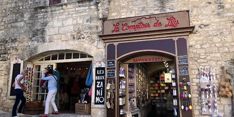 3 les baux 00 11 38 44 still007