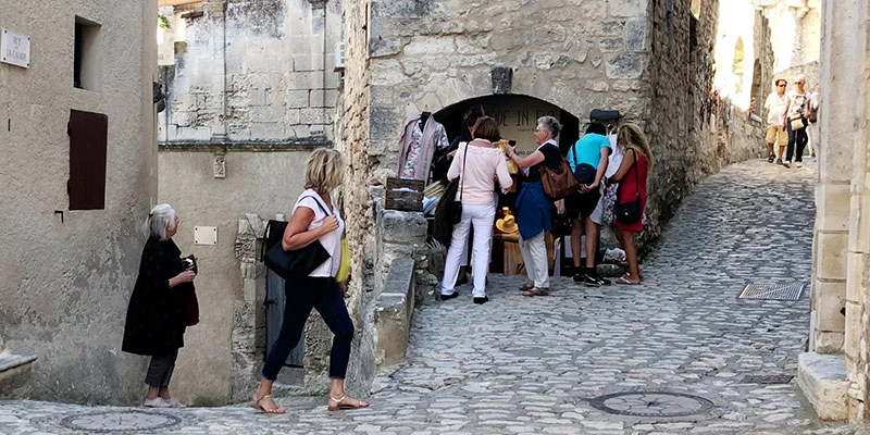 3 les baux 00 15 56 35 still017