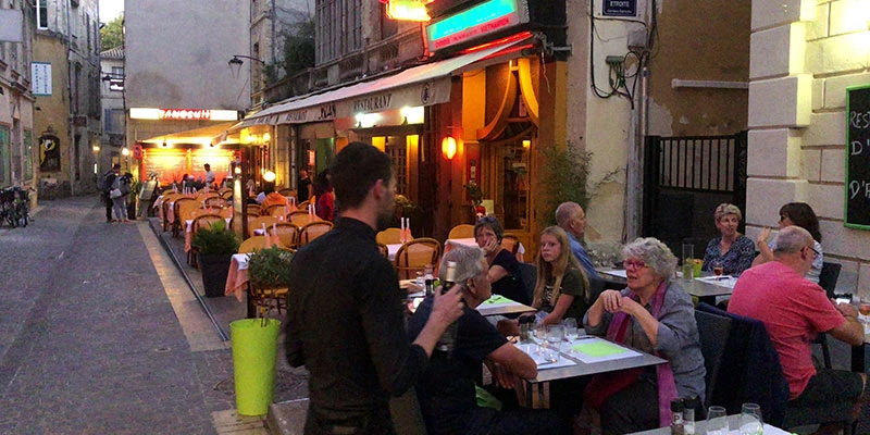Av 4 5 avignon w restrnts 00 02 03 13 still013