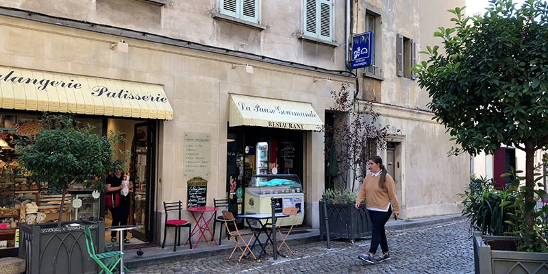 Av 4 5 avignon w restrnts 00 17 04 19 still020