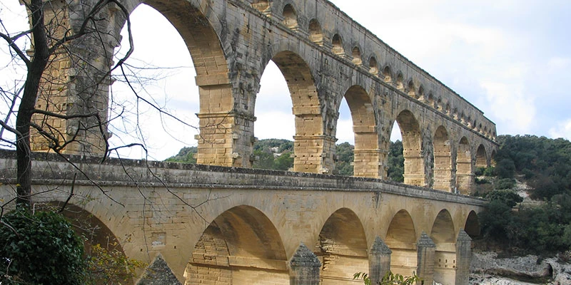 Pont du Gard path