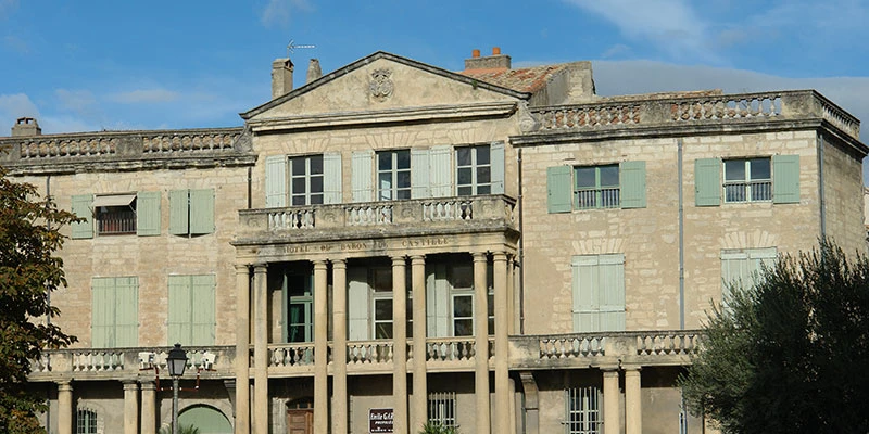 Uzes4