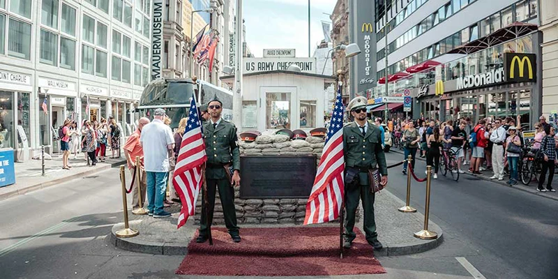 Berlin checkpoint charlie un