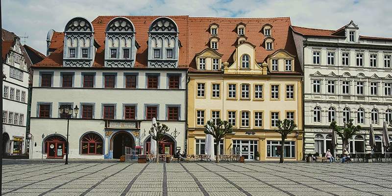 Gabled houses with arched dormer windows and a café on Naumburg's market square