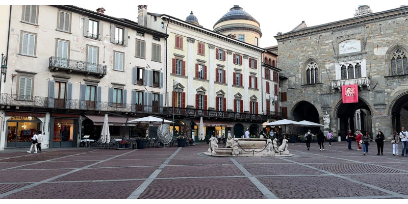 Via Colleoni shops