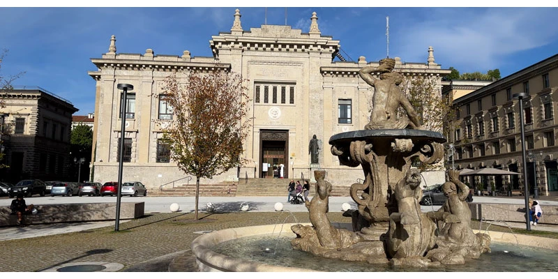 Fountain of the Dolphi