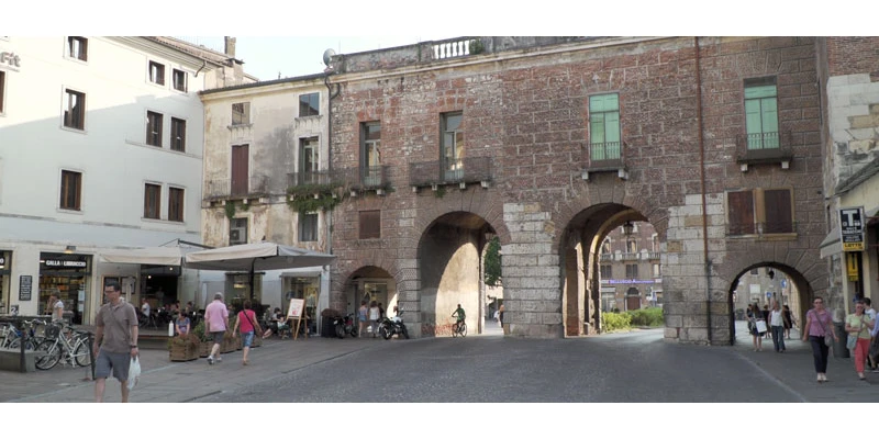 Vicenza 00 17 45 17 still088 mid