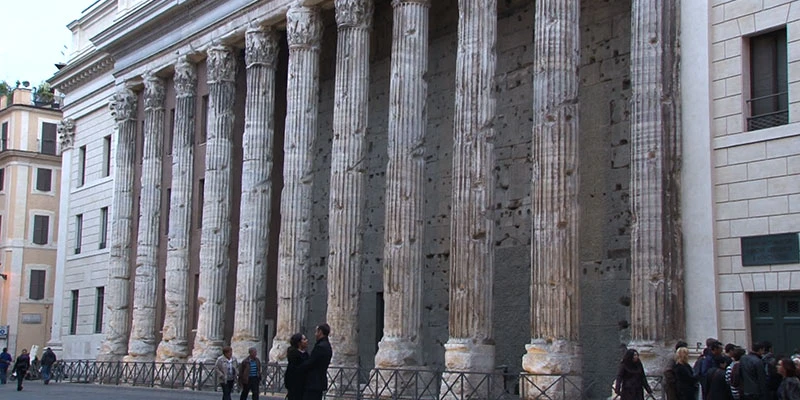 Piazza di Pietra columns