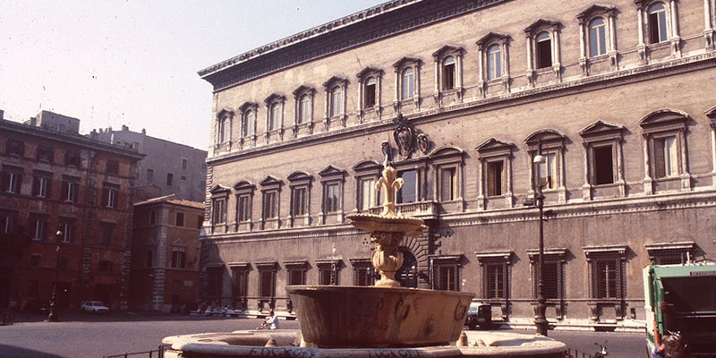 Piazza Farnese