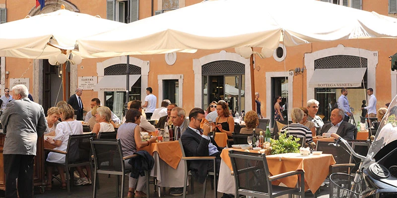 Piazza San Lorenzo in Lucina