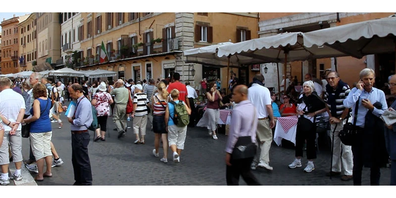 Crowds piazza navona 00 05 56 20 still004