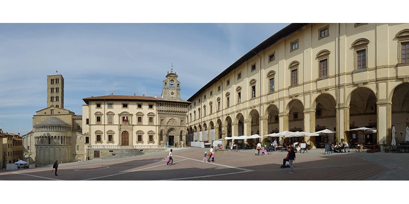 Arezzo piazza grande panorama 01 wiki