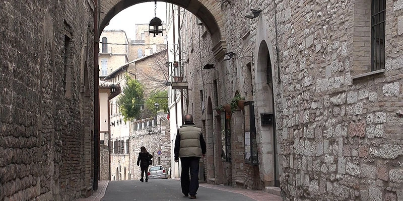 Assisi 00 17 13 09 still230