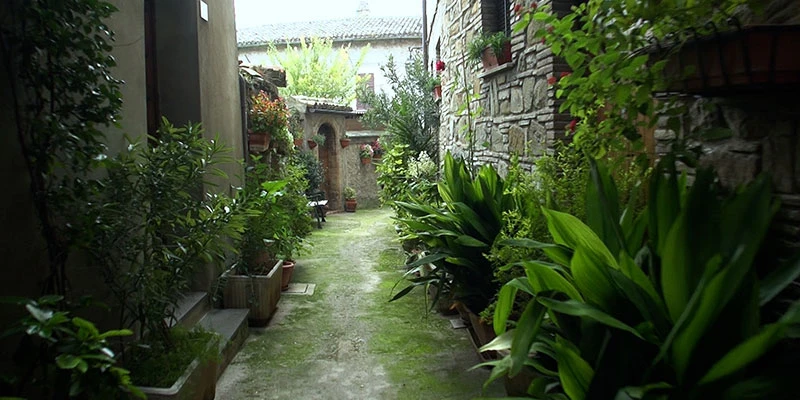 Bevagna 00 16 30 19 still301