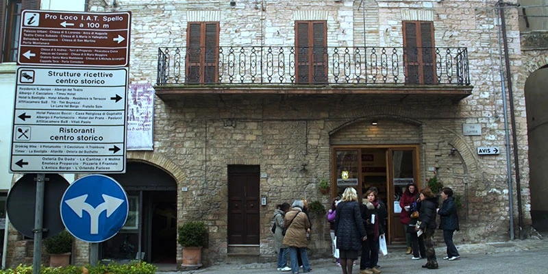 Spello umbria italy complete tour n2l 00 06 15 05 still022