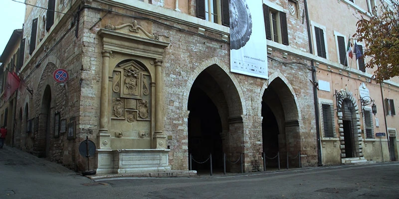 Spello umbria italy complete tour n2l 00 06 24 15 still025