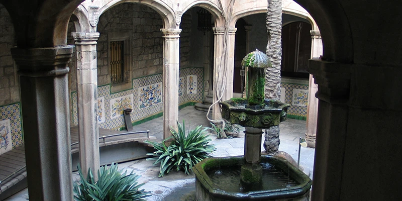 Historic buildings and narrow lane adjacent to Barcelona Cathedral