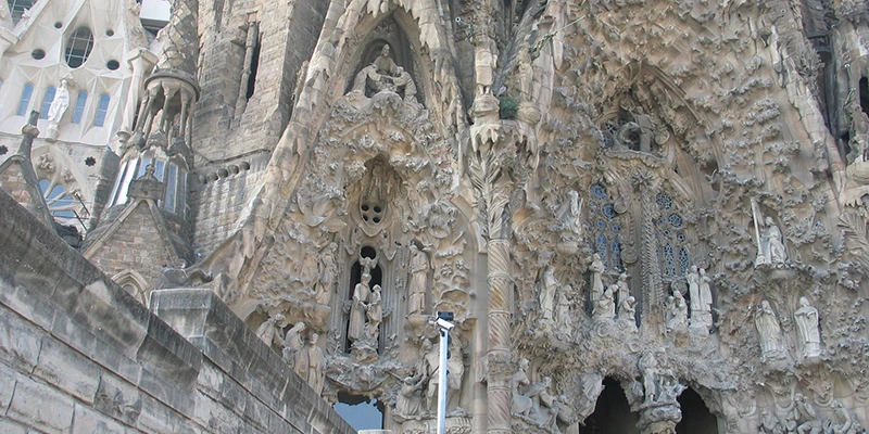Workers and construction activity at Sagrada Família