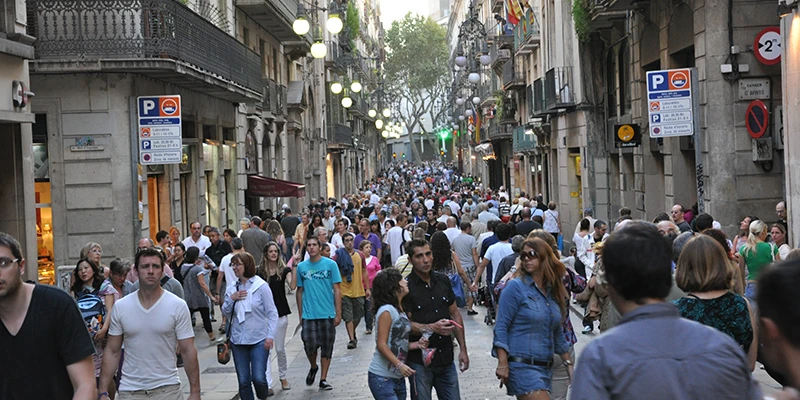 Portal de l'Àngel shopping street crowded with shoppers