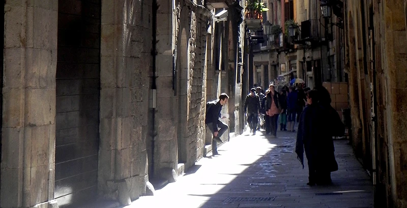Side lanes branching off Portal de l'Àngel with shops