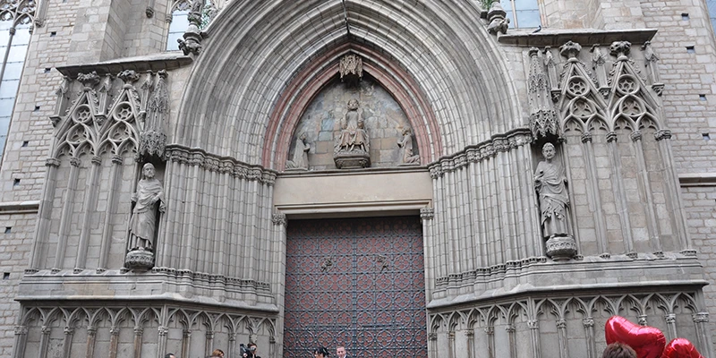Gothic facade of Santa Maria del Mar with small plaza