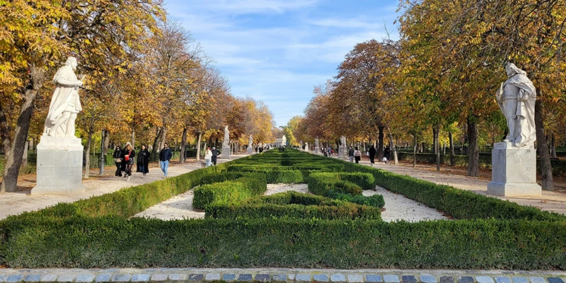 Retiro Park is one mile long and half a mile wide
