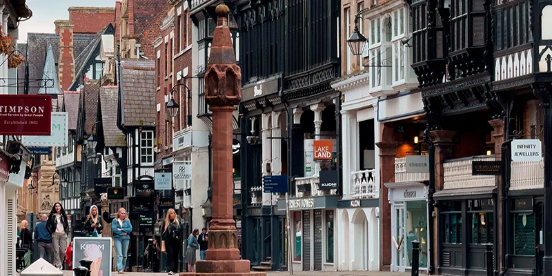 The pillar and crowds at the Cross in central Chester