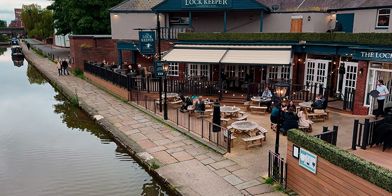 Canalside pub tables beside the water in Chester