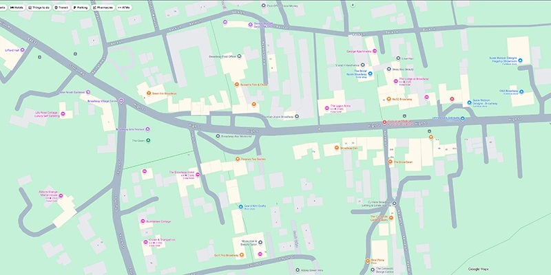 Google map of Broadway showing the High Street, village green, hotels and shops
