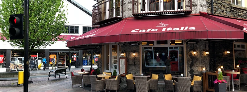Cafe Italia in Windermere with a red awning and outdoor tables