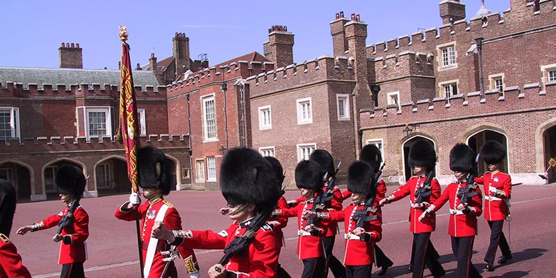 London changeguards3