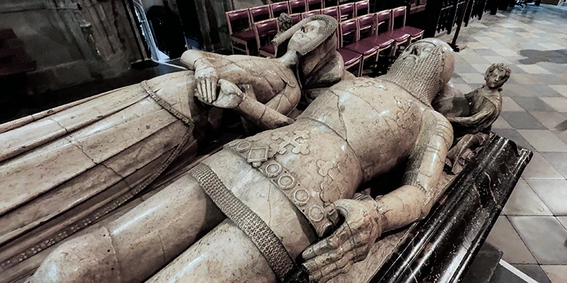 Alabaster effigies of Thomas Beauchamp, 11th Earl of Warwick, and his wife Katherine, their hands joined