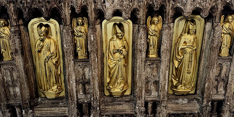 The gilt bronze effigy of Richard Beauchamp, 13th Earl of Warwick, hands raised above his face