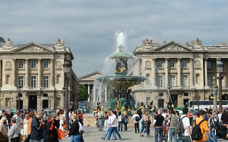 Fountain and crowds on the Place de la Concorde in Paris