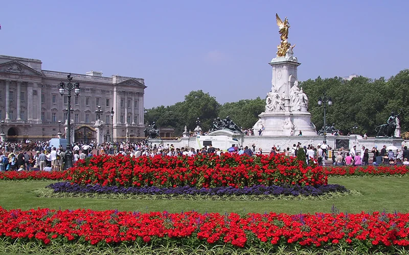 Buckingham Palace and the Victoria Memorial with red flowerbeds