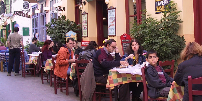 Diners at outdoor tables in Nafplion at night