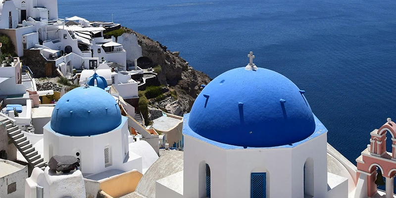 The famous blue domes of Ia