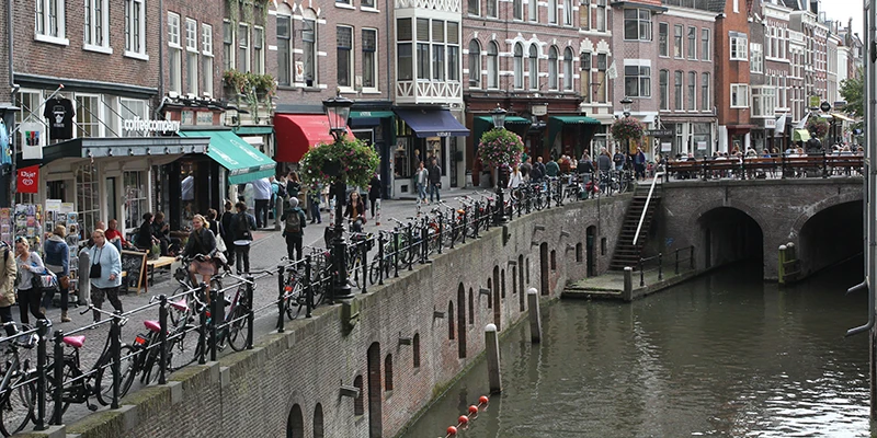 Utrecht split-level canal wharf