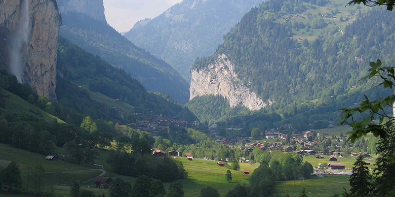 The Lauterbrunnen valley, on the way to Interlaken