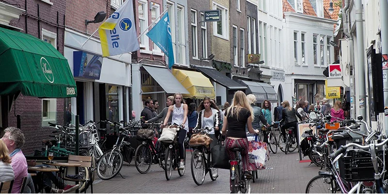 Koningstraat bike girl brighter