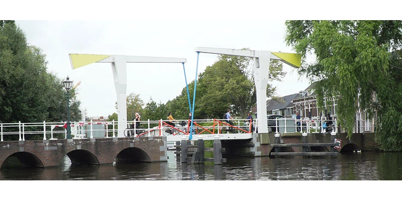 Leiden canal boat tour 00 11 06 04 still132
